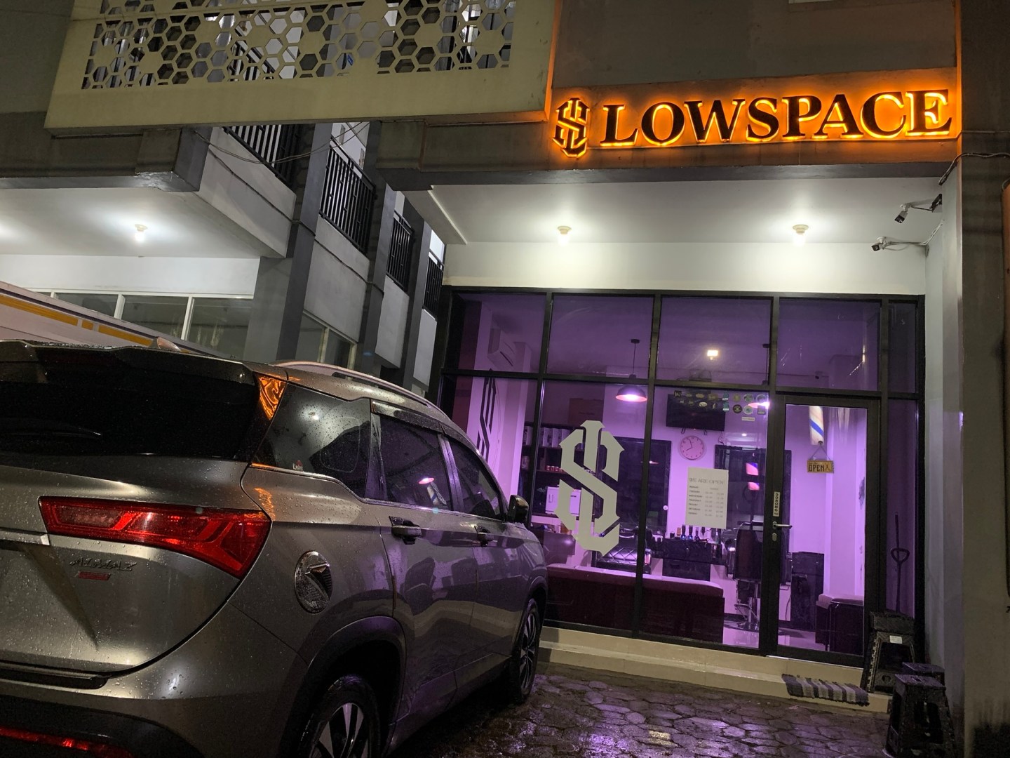 Tampak depan outlet Lowspace Hair Studio